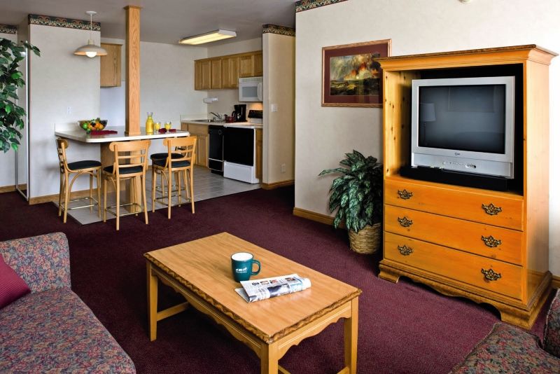 Gray Wolf & Hotel 2*