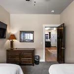 The Yellowstone Hideaway Unit C