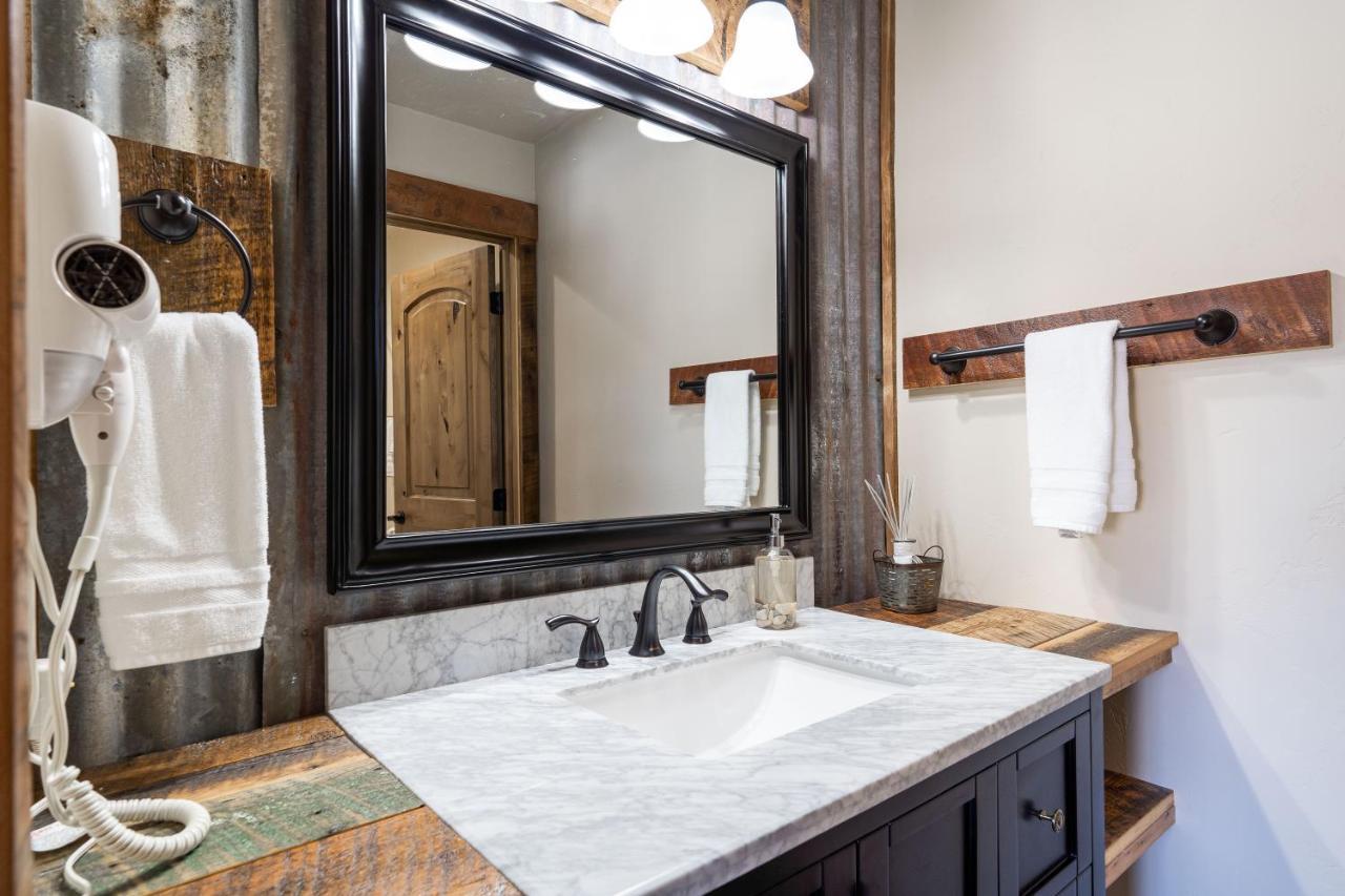 The Adventure Yellowstone Inn *