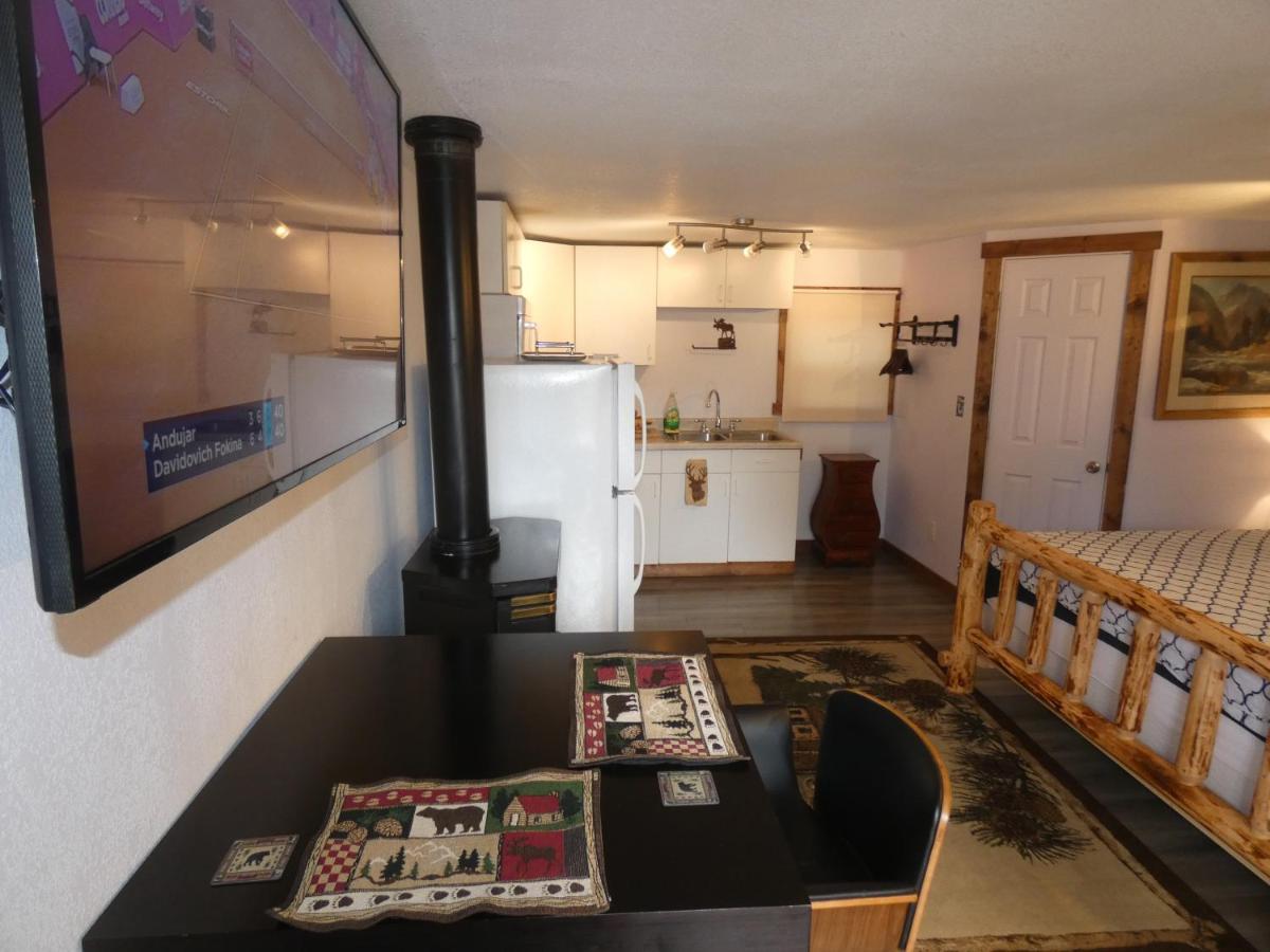 Yellowstone - Adults Only - Have Kitchens