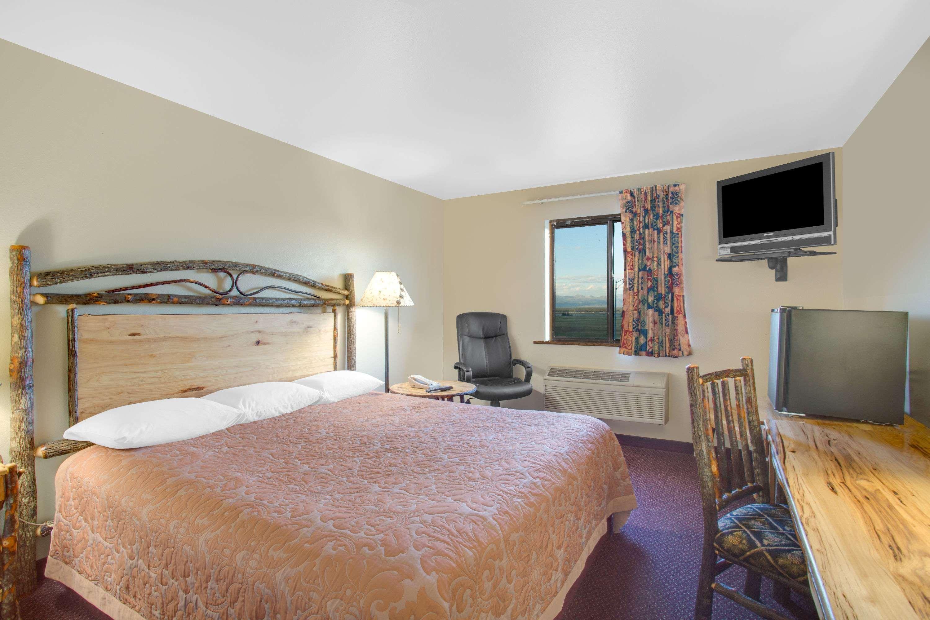 Super 8 By Wyndham Hotel 2*