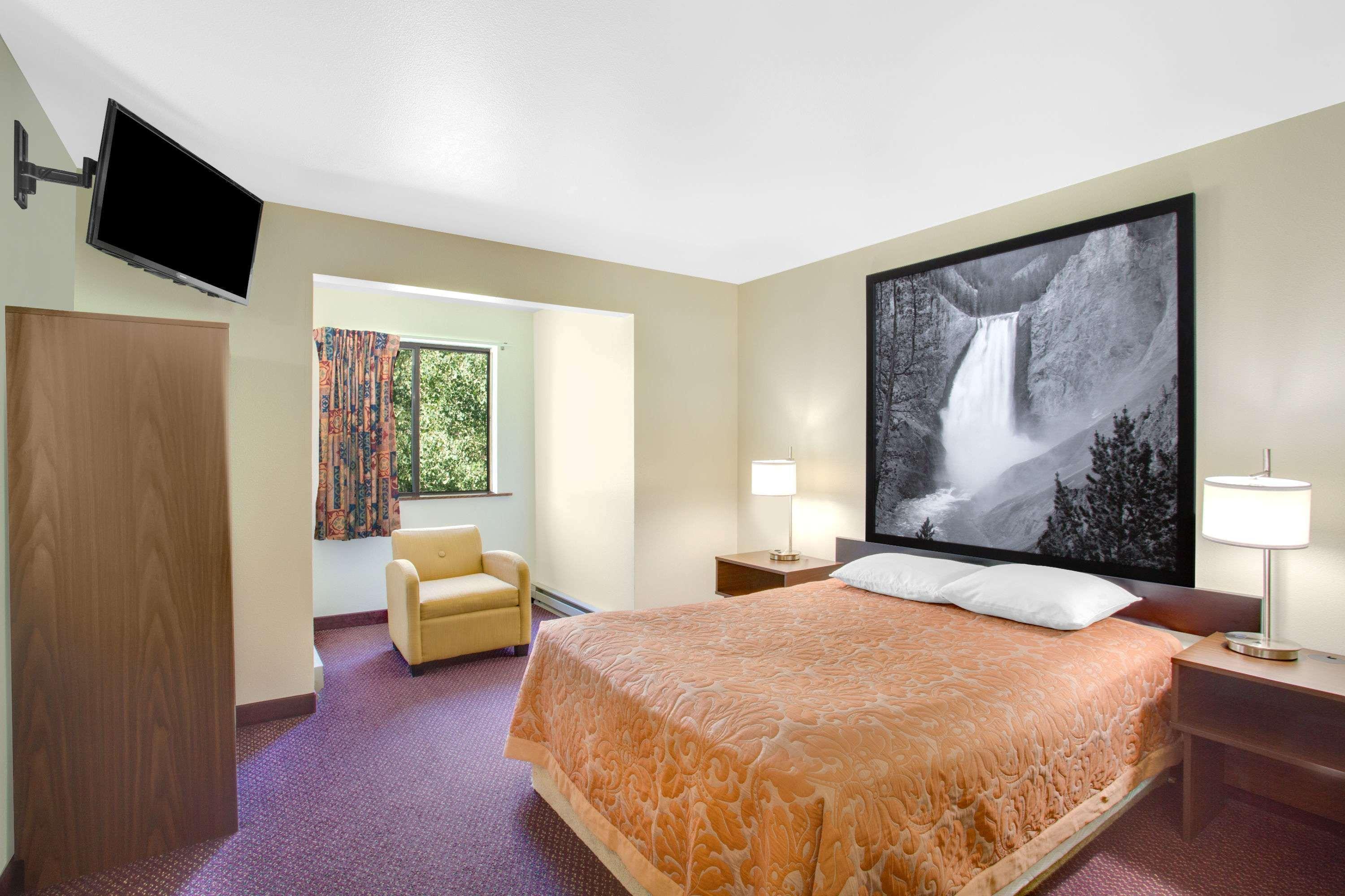 Super 8 By Wyndham Hotel 2*