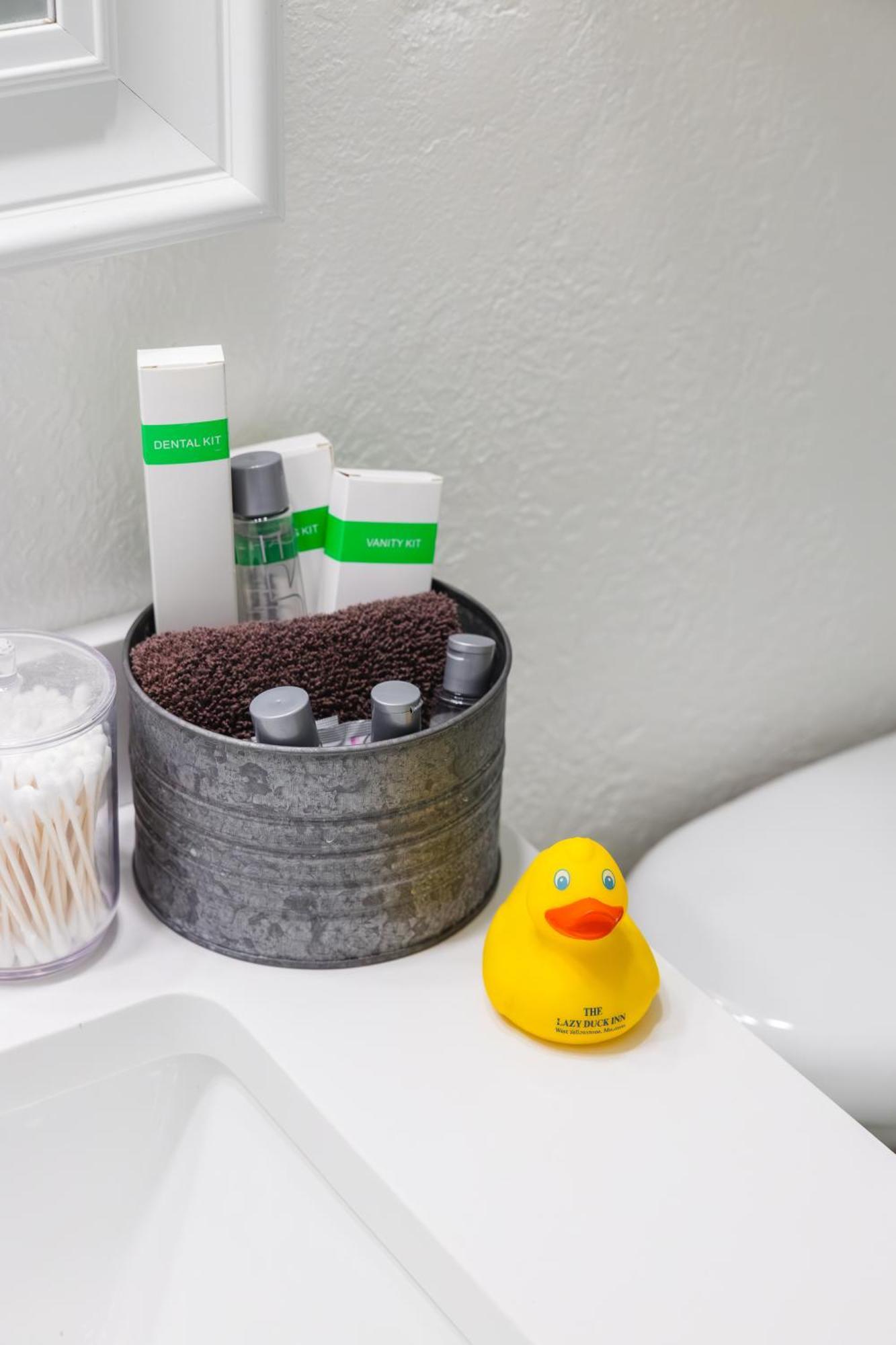 Lazy Duck Hotel *