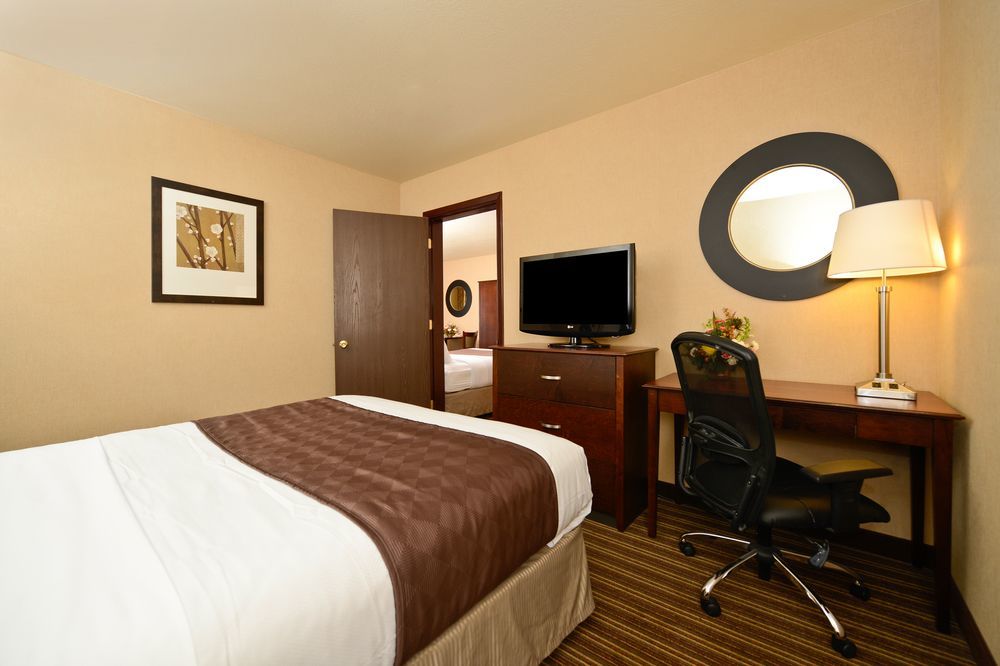 Yellowstone West Gate Hotel 2*