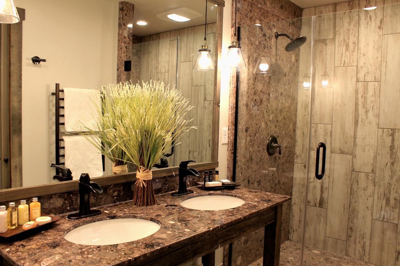1872 - Adults Exclusive 3* West Yellowstone
