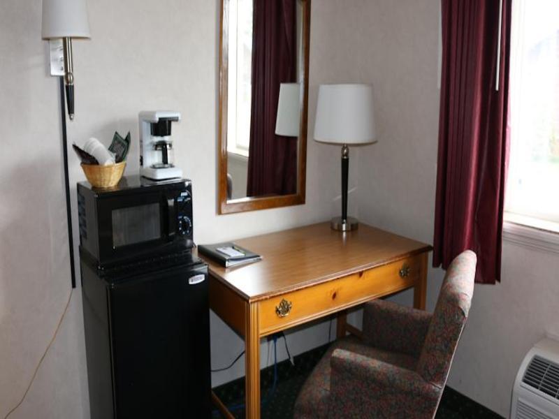 Gray Wolf & Hotel 2*