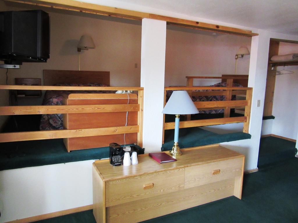 Travelers Motel 2*