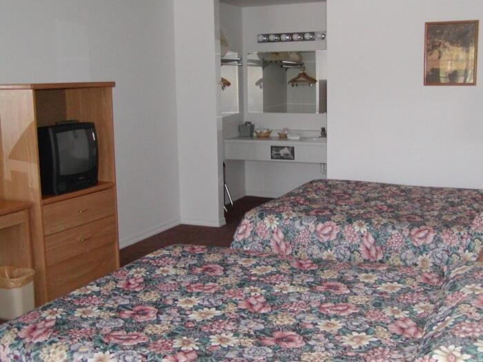 Dude & Roundup Motel