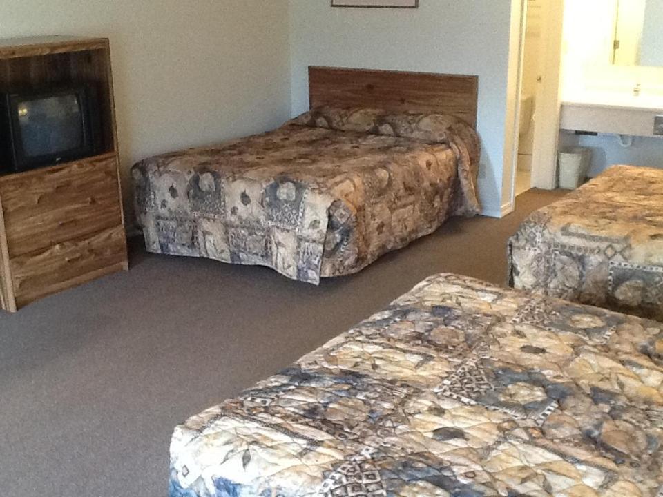 Dude & Roundup Motel