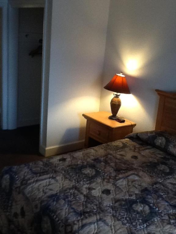 Dude & Roundup Motel 2*