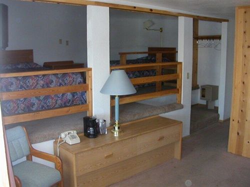 Motel Travelers 2*