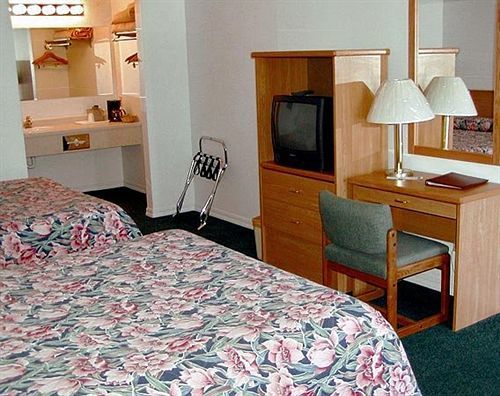 Dude & Roundup Motel 2*